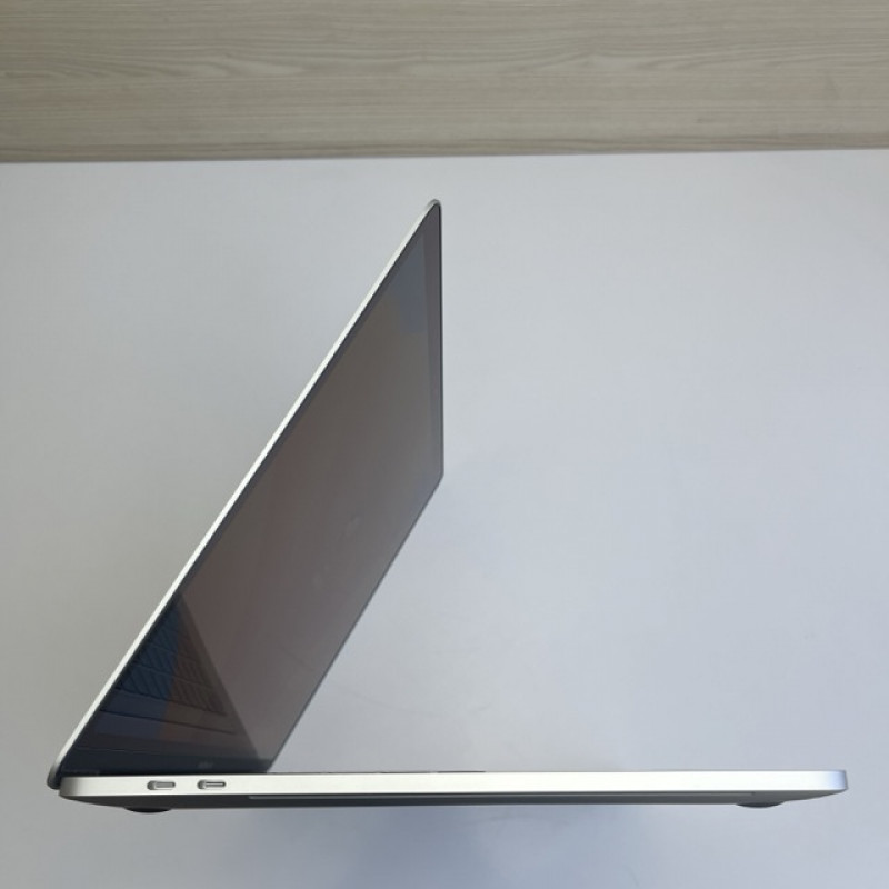 MacBook Pro 15 2019 Silver I7 2.6ghz 32/512